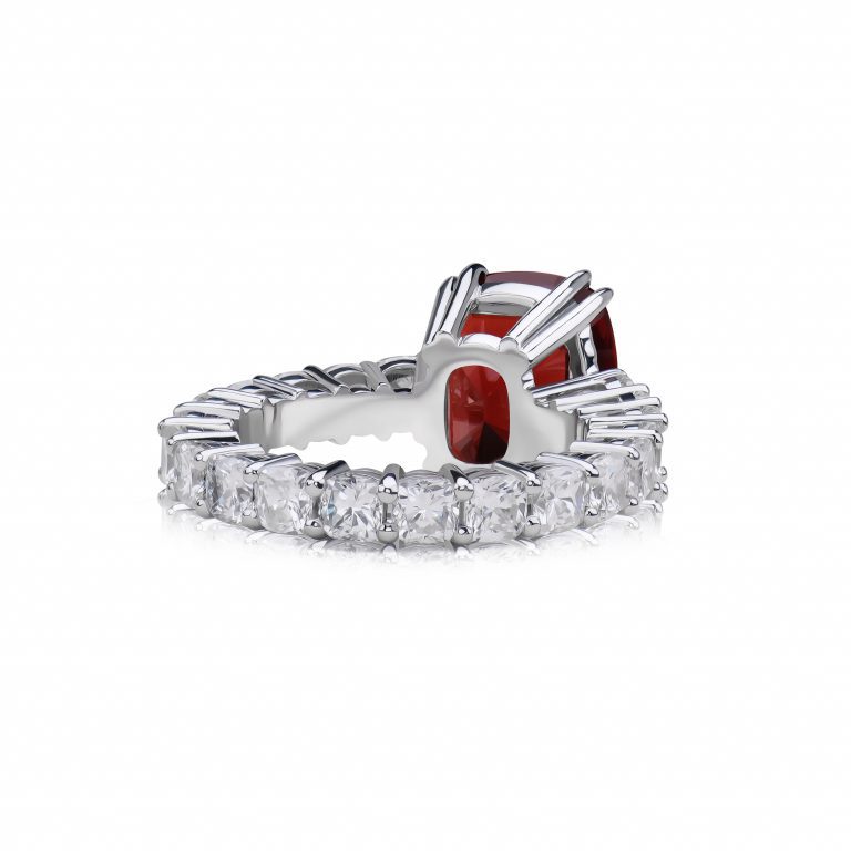 Spinel 5.57 ct ring with diamonds 3.06 ct
